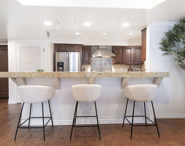 10390 La Grange Avenue - Photo Thumbnail 4