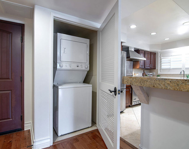 10390 La Grange Avenue - Photo Thumbnail 10