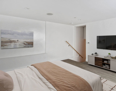 1105 Alta Loma Road - Photo Thumbnail 5