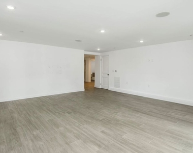 1105 Alta Loma Road - Photo Thumbnail 6