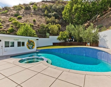 3493 Mandeville Canyon Road - Photo Thumbnail 16