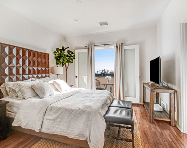 8262 Fountain Avenue - Photo Thumbnail 6