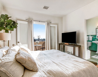 8262 Fountain Avenue - Photo Thumbnail 7