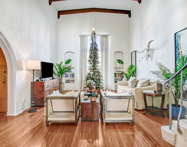 8262 Fountain Avenue - Photo Thumbnail 2