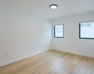 11785 Gateway Boulevard - Photo Thumbnail 1