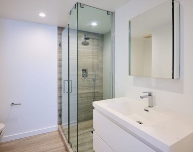 11785 Gateway Boulevard - Photo Thumbnail 5