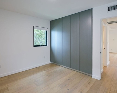 11785 Gateway Boulevard - Photo Thumbnail 8