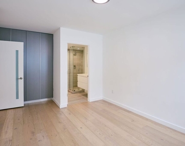 11785 Gateway Boulevard - Photo Thumbnail 4