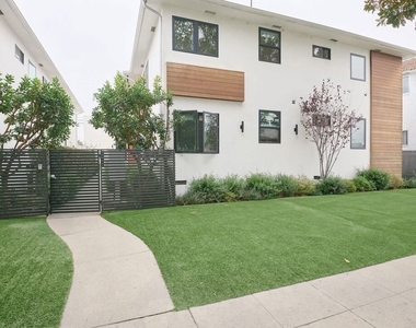 11785 Gateway Boulevard - Photo Thumbnail 20