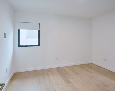 11785 Gateway Boulevard - Photo Thumbnail 7