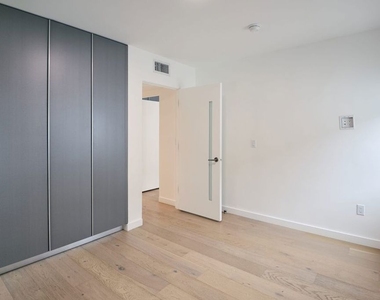 11785 Gateway Boulevard - Photo Thumbnail 9