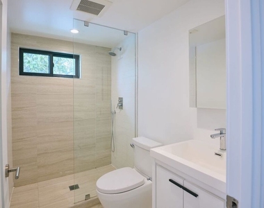 11785 Gateway Boulevard - Photo Thumbnail 11