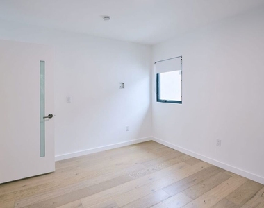 11785 Gateway Boulevard - Photo Thumbnail 10