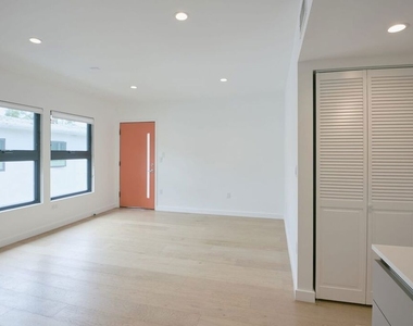 11785 Gateway Boulevard - Photo Thumbnail 16