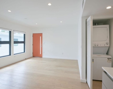 11785 Gateway Boulevard - Photo Thumbnail 17