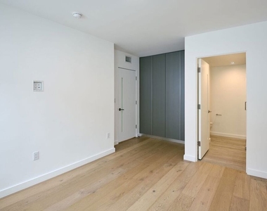 11785 Gateway Boulevard - Photo Thumbnail 3