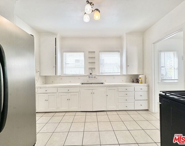1450 S Hayworth Avenue - Photo Thumbnail 10