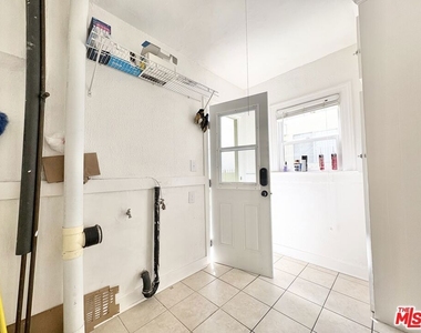 1450 S Hayworth Avenue - Photo Thumbnail 7