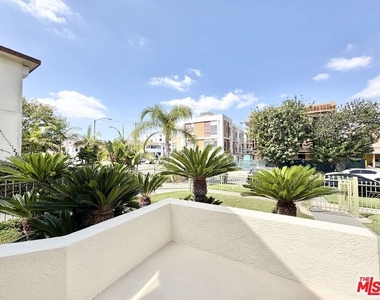 1450 S Hayworth Avenue - Photo Thumbnail 16