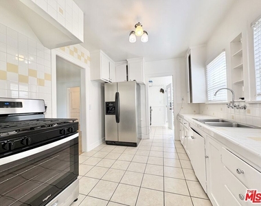 1450 S Hayworth Avenue - Photo Thumbnail 9