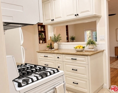 6313 Bluebell Avenue - Photo Thumbnail 8