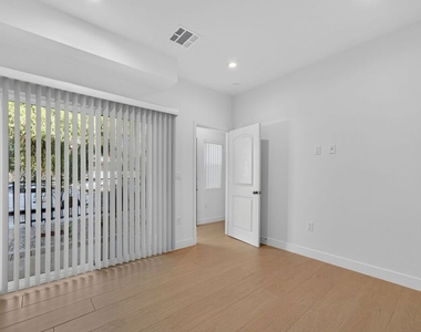 1424 Pleasant Avenue - Photo Thumbnail 9