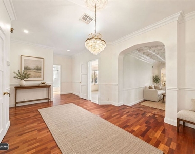 1424 N Crescent Heights Boulevard - Photo Thumbnail 12