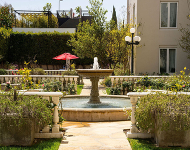 1424 N Crescent Heights Boulevard - Photo Thumbnail 3