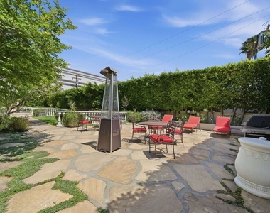 1424 N Crescent Heights Boulevard - Photo Thumbnail 7