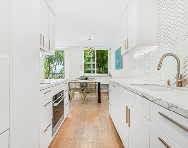 10751 Wilshire Boulevard - Photo Thumbnail 3
