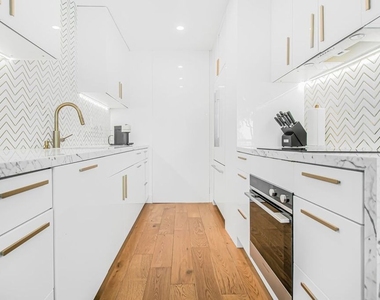 10751 Wilshire Boulevard - Photo Thumbnail 4