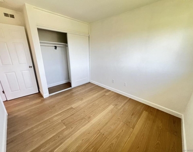 464 Woodlawn Dr - Photo Thumbnail 6