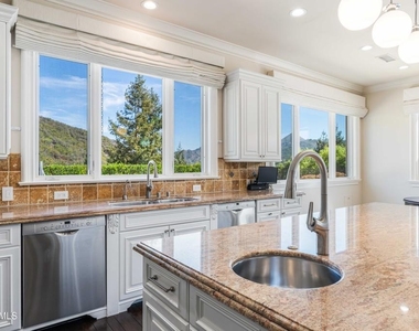 98 Queens Garden Drive - Photo Thumbnail 8