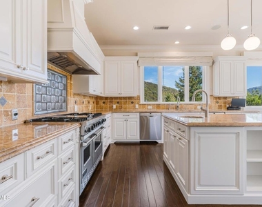 98 Queens Garden Drive - Photo Thumbnail 6