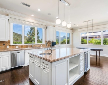 98 Queens Garden Drive - Photo Thumbnail 5