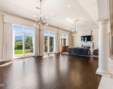 98 Queens Garden Drive - Photo Thumbnail 3