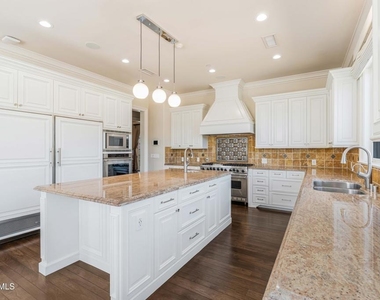 98 Queens Garden Drive - Photo Thumbnail 7