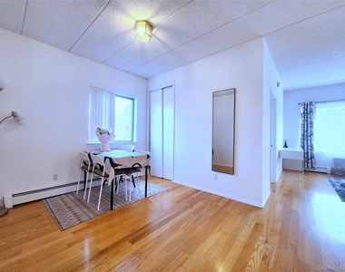 149-15 Barclay Avenue - Photo Thumbnail 6