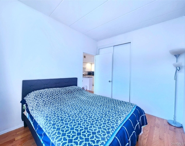 149-15 Barclay Avenue - Photo Thumbnail 16
