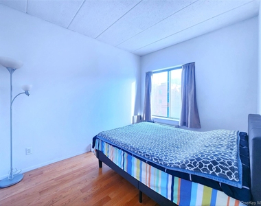 149-15 Barclay Avenue - Photo Thumbnail 14