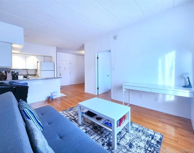 149-15 Barclay Avenue - Photo Thumbnail 4