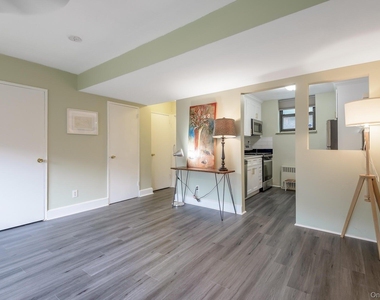 331 Main Street - Photo Thumbnail 3