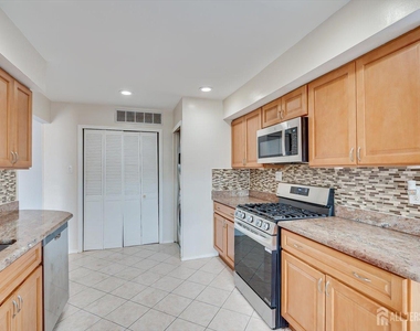 312 Edison Glen Terrace - Photo Thumbnail 13