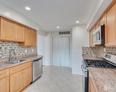 312 Edison Glen Terrace - Photo Thumbnail 12