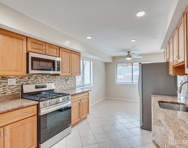 312 Edison Glen Terrace - Photo Thumbnail 15