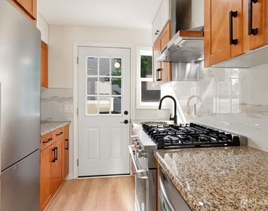 250 Brookside Avenue - Photo Thumbnail 7