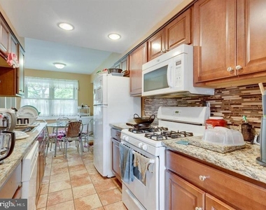 9902 Lakepointe Drive - Photo Thumbnail 5