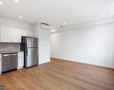 709 S 19th Street - Photo Thumbnail 2