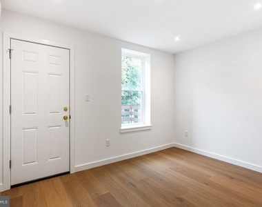 709 S 19th Street - Photo Thumbnail 6
