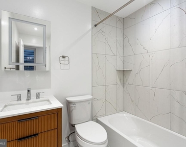 709 S 19th Street - Photo Thumbnail 2
